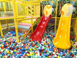 受付後の出入り自由・飲食持ち込み自由。保護者様(お父さんお母さん)の交代も自由です。