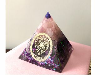 お好きな天然石やチャームを入れてみましょう♪