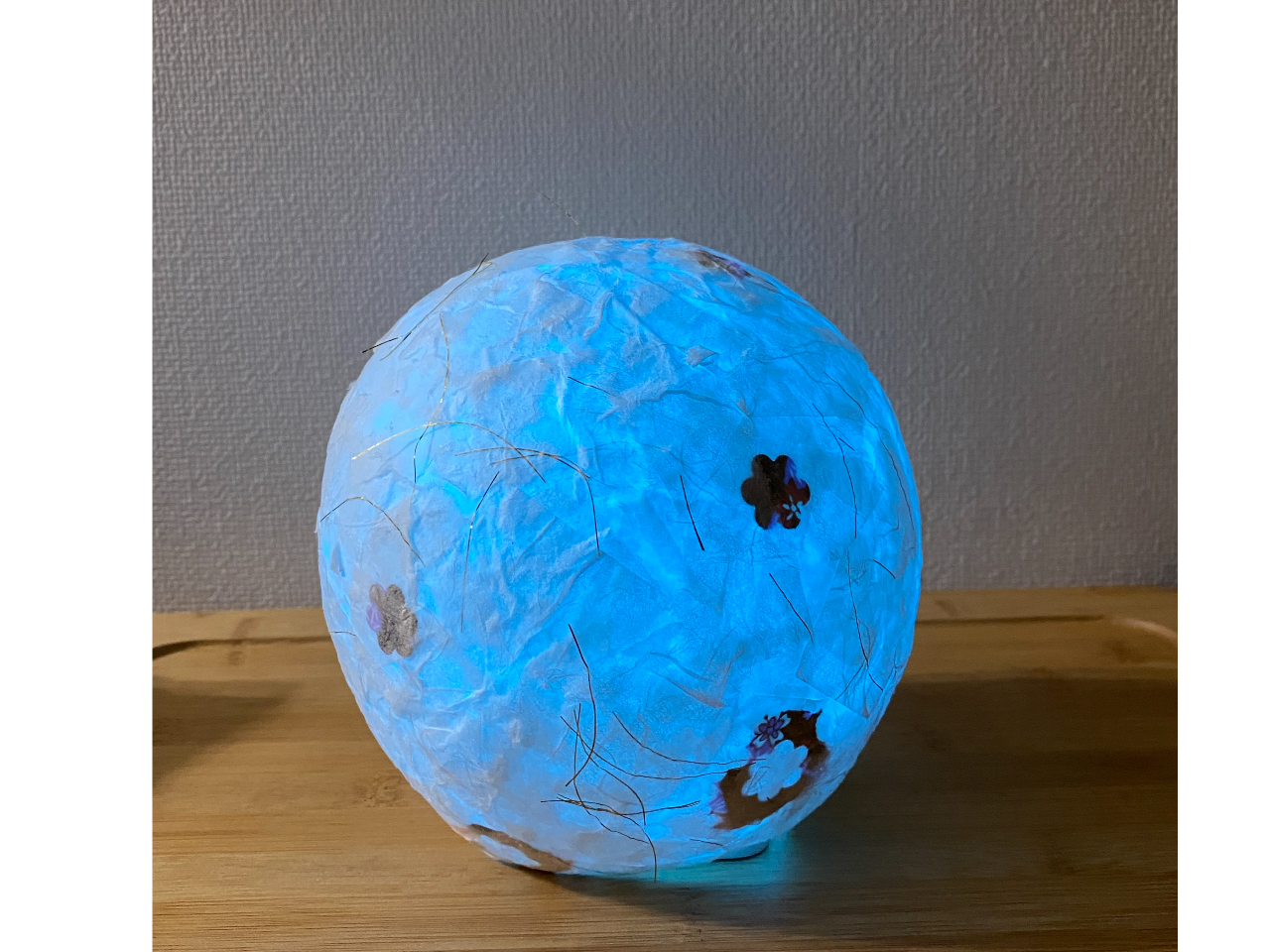 お花にカットされた美濃和紙を使用しました