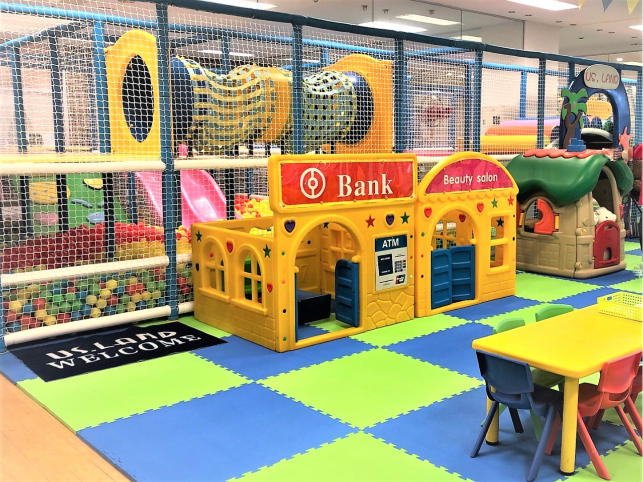 大人気スーパージャングルジム、室内アスレチックをはじめ、ボールプールにトランポリン、ふわふわ遊具、他にもたくさんの楽しい遊びが!