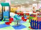 滑り台やボールのプール、フワフワなエア遊具等々、室内アスレチックでみんな楽しい。