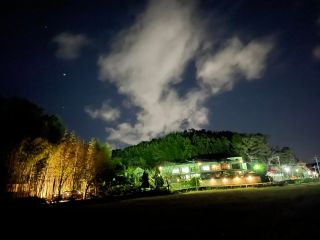 左ライトアップされたキャンプ場