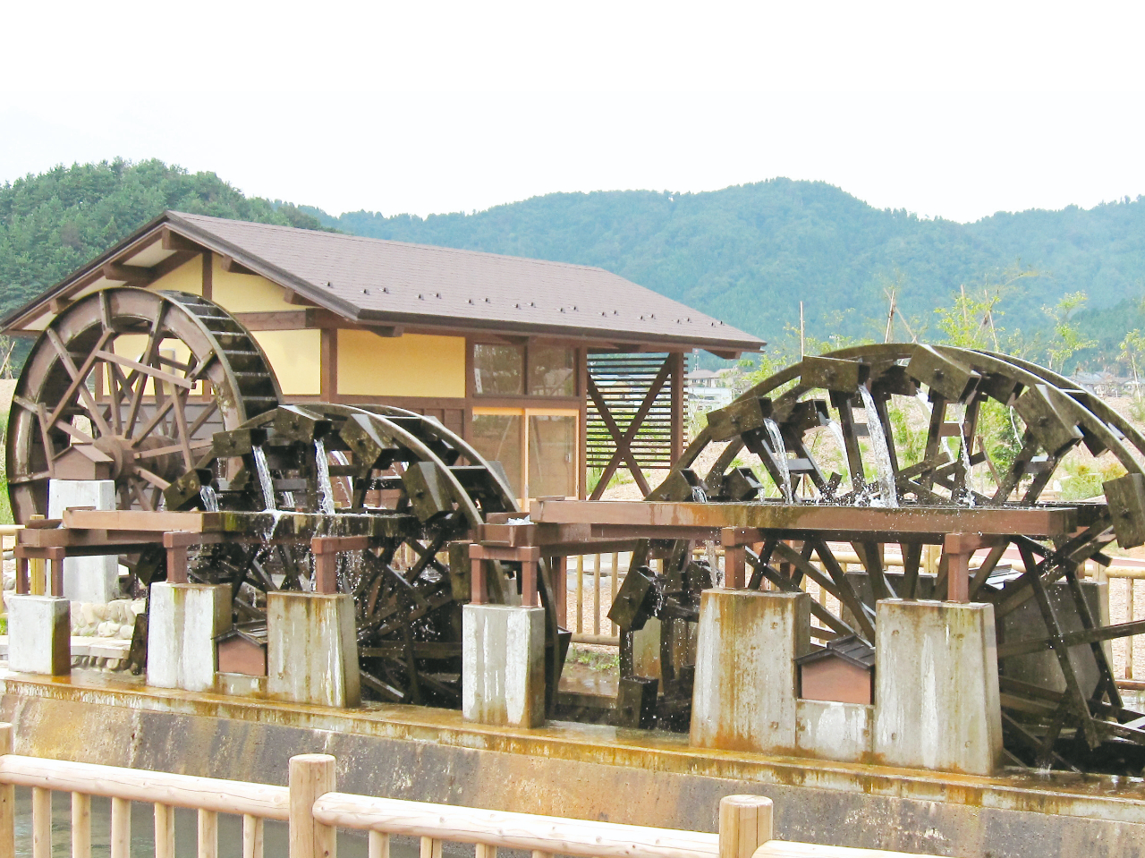 あさくら水の駅のシンボル「三連水車」と水車小屋。(水車の力で杵と臼を動かしたり発電の仕組みを知ることが出来ます。