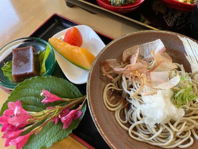 当店自慢のおろし蕎麦と手作り水羊羹