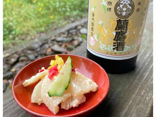 約470年前、戦国武将朝倉家が発祥の薬膳・秘伝酒の蘭麝酒。この醸造過程で造られるみりん粕に漬けた大根。独特の甘みもあってここでしか味わうことが出来な逸品です。