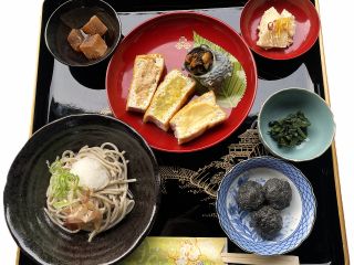 さざえの壺焼き・あげ田楽・ごまころ・おろし蕎麦ハーフ・わさび菜・あさくら漬け・わらびもち黒蜜がけ 計七品。