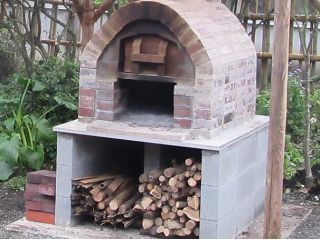 煉瓦のピザ釜を使った手作りピザ体験♪