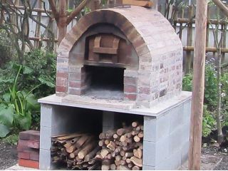 煉瓦のピザ釜を使った手作りピザ体験♪