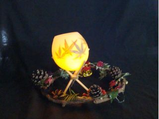 ロウの電飾(ワックスボール)です。ロウの中には3v電源のLEDを入れ台座にはガラスカップを使用します。体験時間は30分から1時間程で製作出来ます。※リース別料金