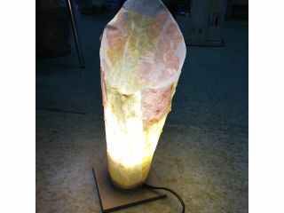 和紙でシェード部分を作り、台座と配線部分を作ります。ランプシェード中には40wLEDを使用します。和紙部分に好きな素材もロウで貼ります。製作時間は1時間程です。