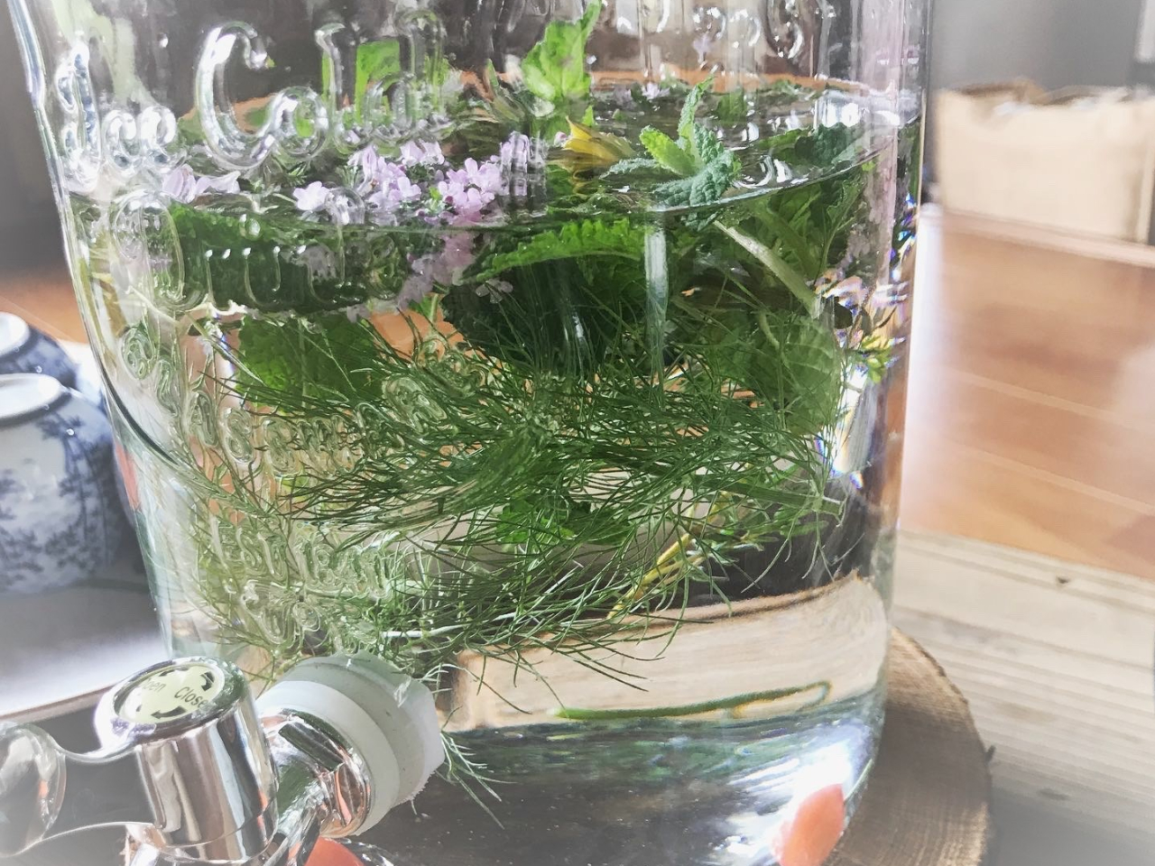 夏期は、朝にスタッフがチョイスして摘んだハーブで、ウェルカムドリンクをご用意。