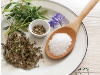 オーガニックハーブを使って、どんなお料理にも手軽に使えるハーブソルトを作りましょう。