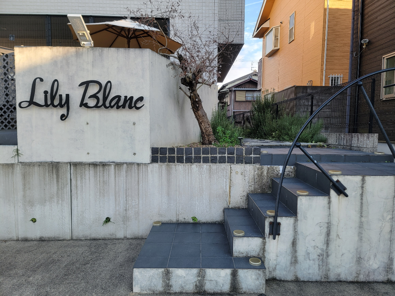 【外観】階段を昇れば入口です