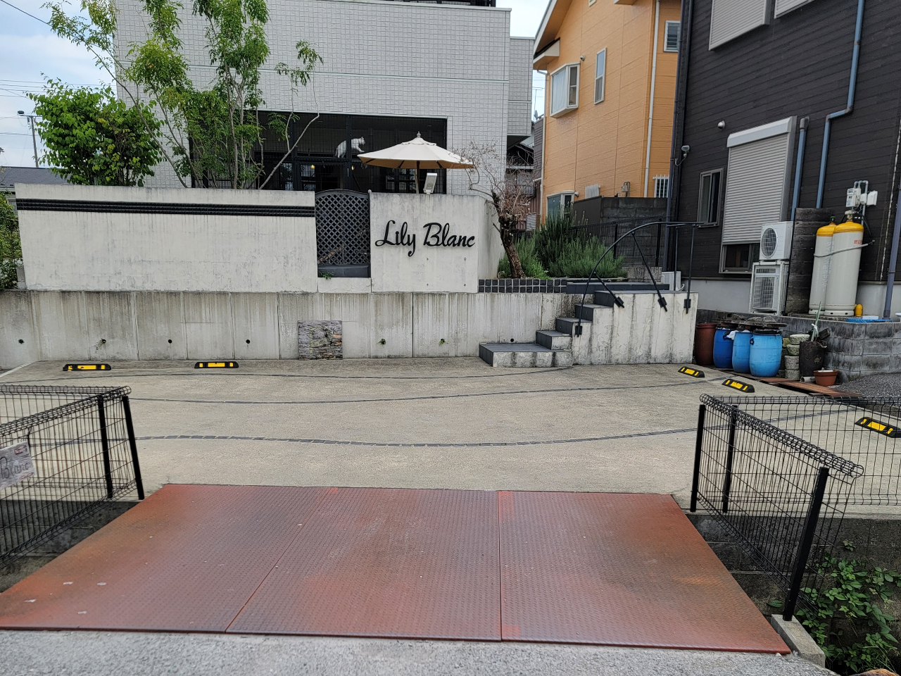 【駐車場】3台あります。駐車スペースが狭くなっています。