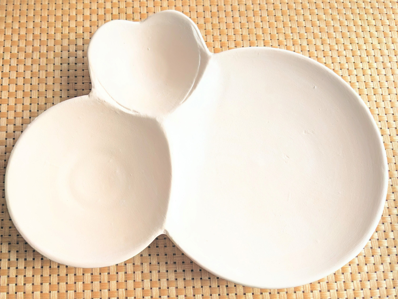 凝ったデザインの作品を作りたい方におすすめなお皿です。