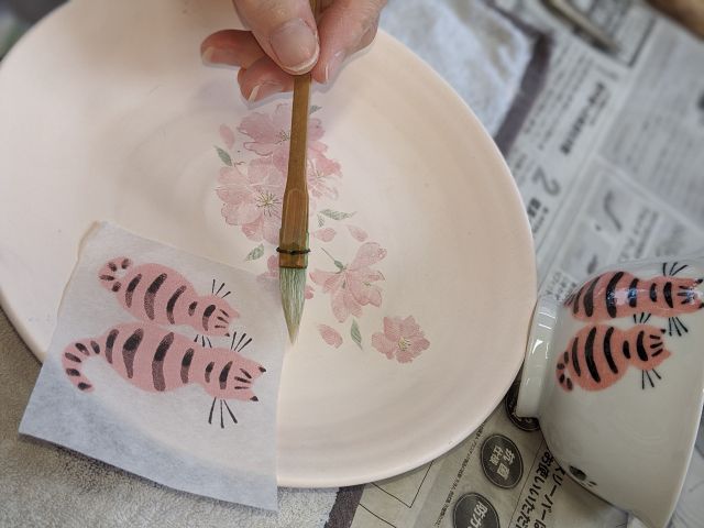 お好みの絵柄を見つけて、貼り付けていきます。花畑にいるねこさんの絵付けが完成!