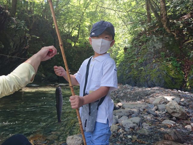 自然渓流でニジマスえさ釣り90分間プラン 初心者の方でもお楽しみいただけます 都心から特急で1時間 カップル ファミリーにおすすめ 奈良子釣りセンター じゃらん遊び体験 自然渓流でニジマスえさ釣り90分間プラン 初心者の方でもお楽しみいただけます 都心から特急で1時間 カップル ファミリーにおすすめ 奈良子釣りセンター じゃらん遊び体験