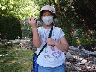 自然の川で魚釣り!