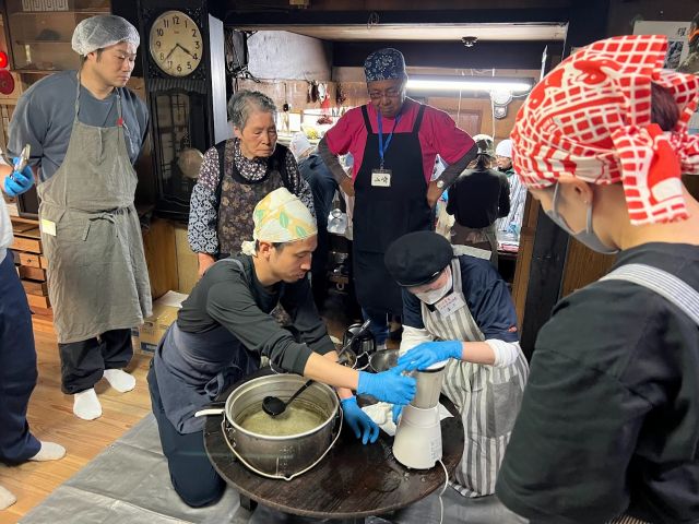 コンニャクイモをミキサーで細かくして鍋に入れる