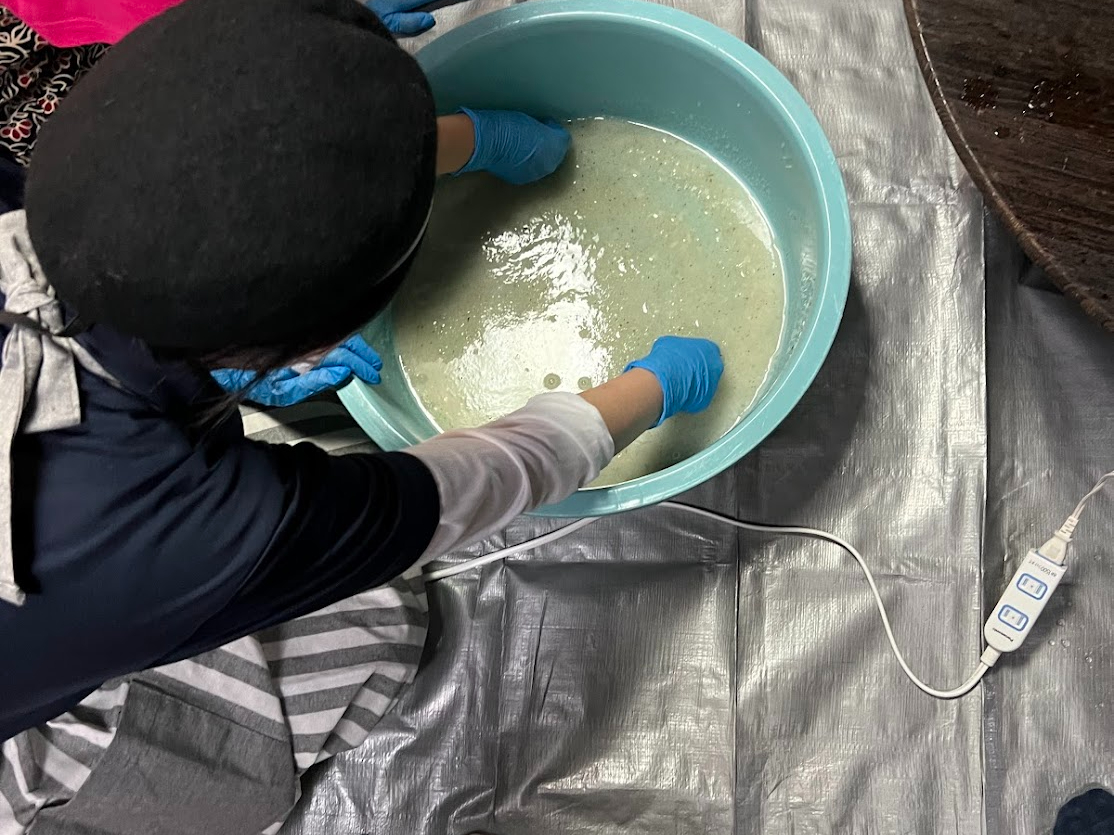 温めたこんにゃくにお湯をかけながら練り込んでいく。