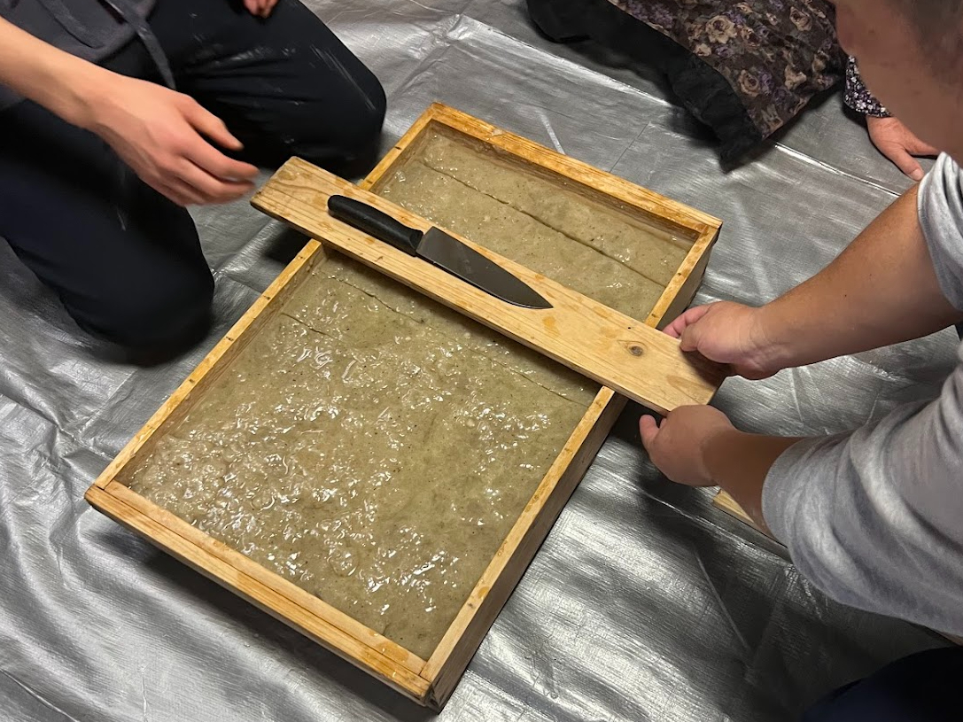 型に入れて固まったこんにゃくを包丁で切って完成。