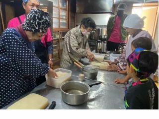 民泊甲武信にて こんにゃくを成形中。