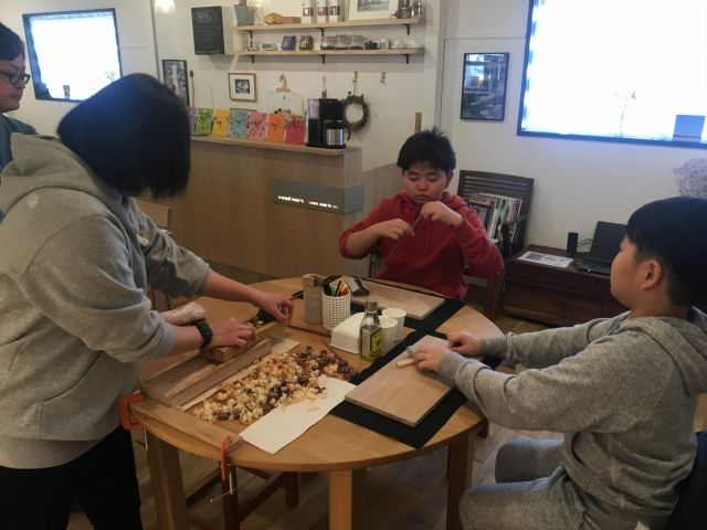 WOODWORKショールーム内で、お箸しづくりのワークショップを行っています。毎日使うお箸を「削って、磨いて、塗って」MY箸で毎日の食卓を豊かにしてみては!