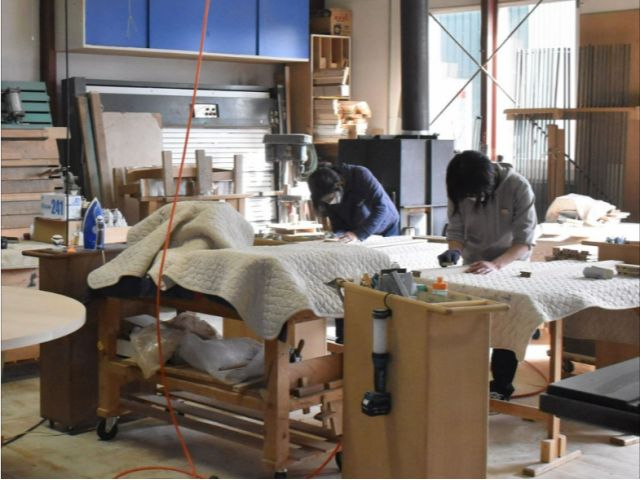 工場見学では、職人たちが働く姿を間近で見れます。家具がどれだけ手間暇かけて作られているかを垣間見ることが出来ます。