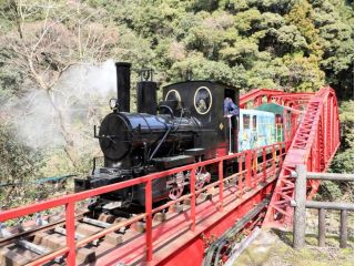 「鉱山観光列車」に乗って、「観光坑道」まで向かいます!
