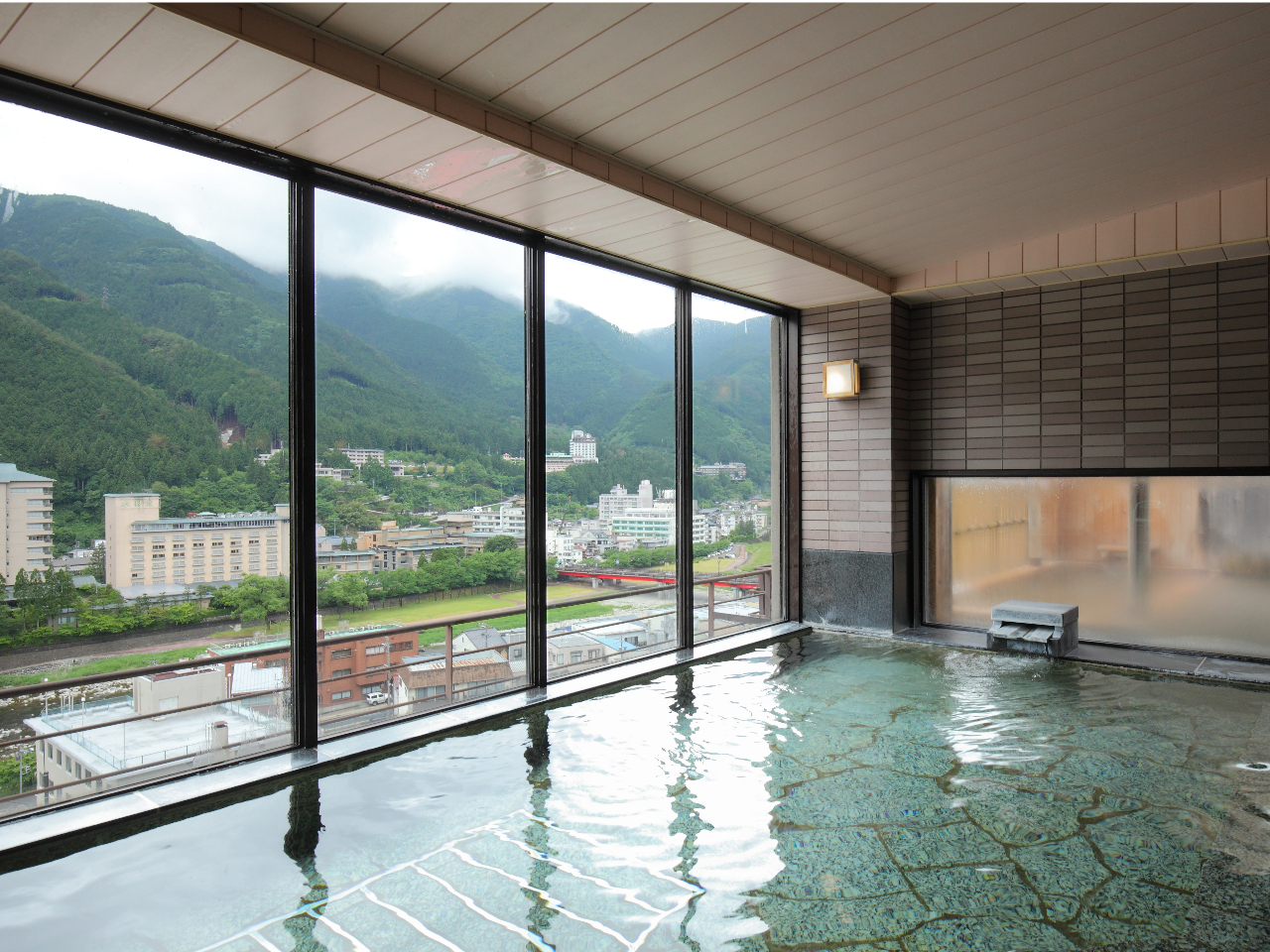 下呂温泉街を一望できます。