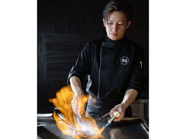 カウンター席の目の前で調理いたします。