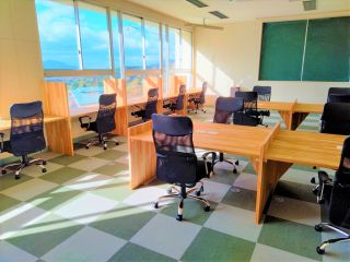 視聴覚室をリノベーションしたお部屋です。全席にコンセントプラグがございます。