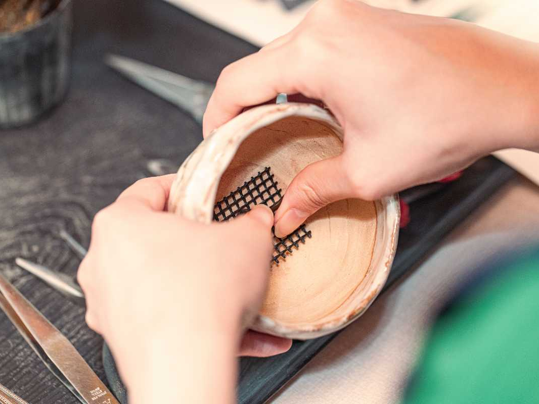 盆栽鉢底のネット、盆栽の根を固定する針金など、盆栽の完成品ではなかなか確認することができない内容も、盆栽づくり体験の中では、一つ一つ詳しく解説をさせ頂きます。