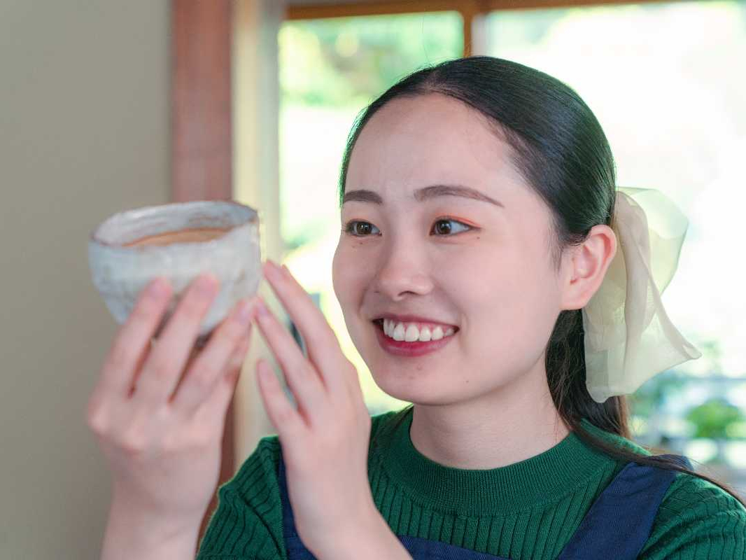 盆栽を際立たせる存在としての鉢。一見、どこから観ても似たように観える鉢もよく観察すると個性を見出すことが多いです。高台の位置関係も含めて盆栽の正面も見出します。