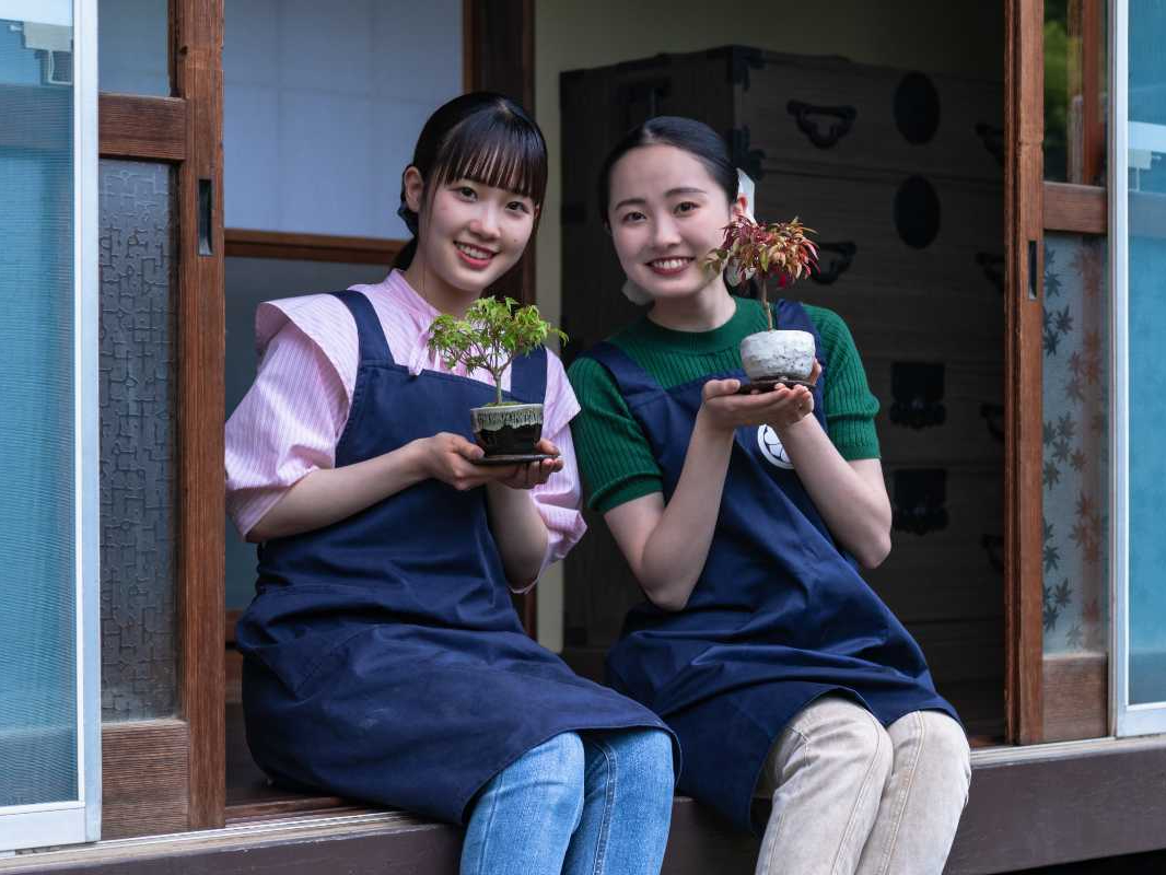 盆栽苗を、素材状態から手入れをして、お気に入りの鉢に植え替えて、盆栽を2時間半程度で完成することができます。創って&育てて愉しい盆栽ライフの始まりです。