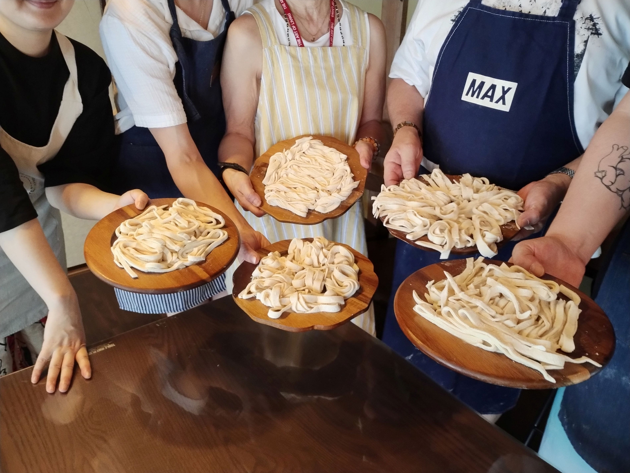 �������������Ă��A�Q���҈�l��l�̃R�V�̏o���ɂ͂��ꂼ������o�Ă��܂��B�̌������̃z�[���ŁA�����g��䥂łȂ���A�����オ���Ē����܂��B