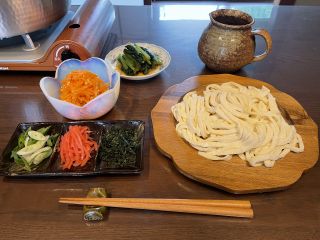 うどんづくりに加えて、季節野菜の和え物2品の味付けも参考レシピを基にして頂く、ご自身の手しごと/手づくり感を重視したランチです。