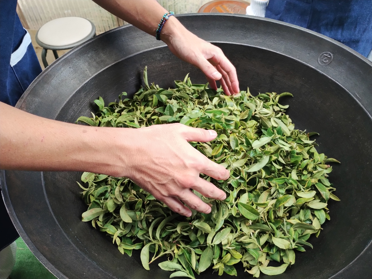 ���̉��x��200�x�ȏ�ɂ��Ă���A����u�肪�n�܂�܂��B�J�n���_�͒��t�ɂ͑f��ŐG��邱�Ƃ��ł��A���t�̐�������������Ƃ��̎�G�芴���m�F�ł��܂��B