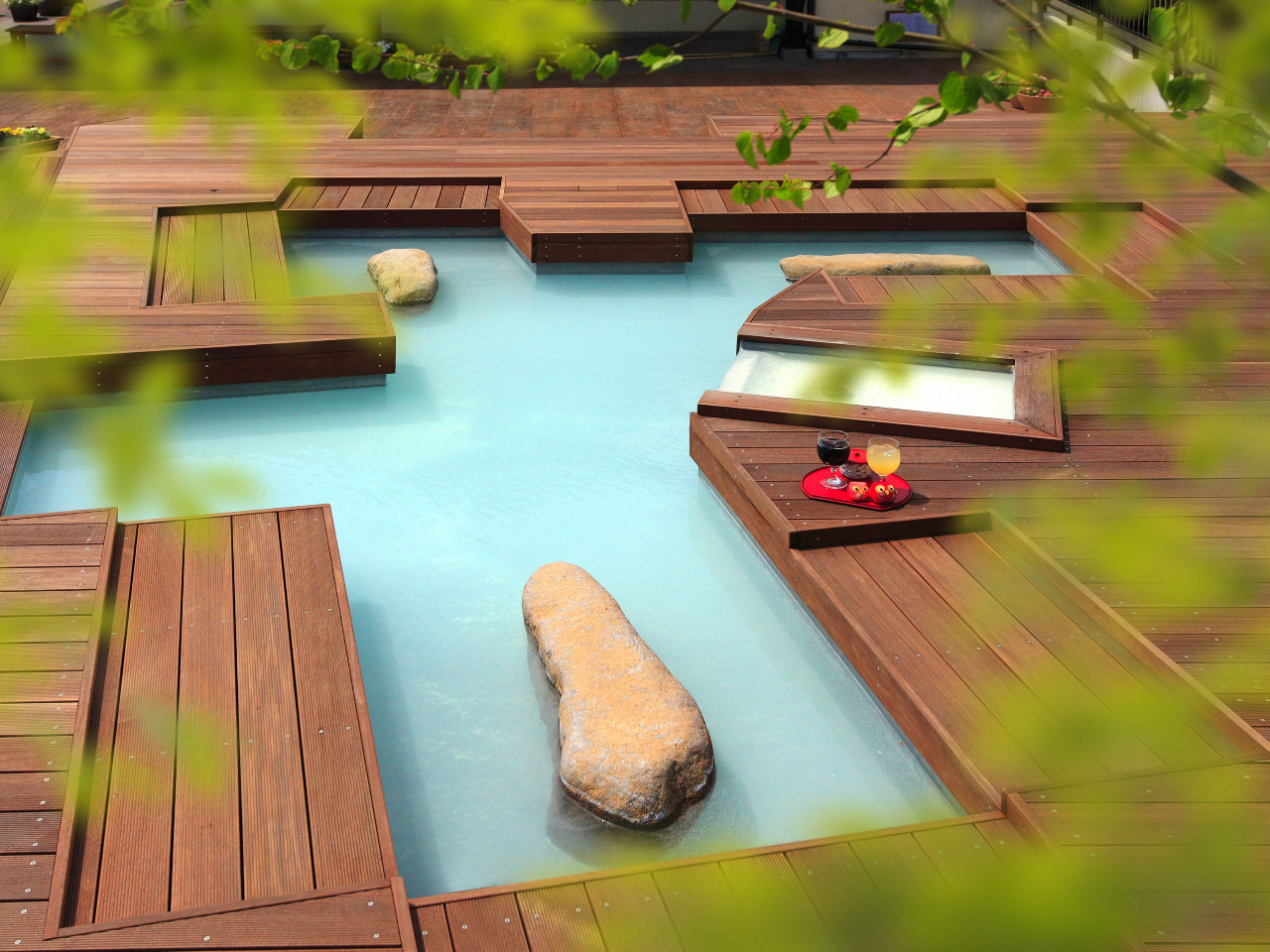 足湯  (冬期間は閉鎖)