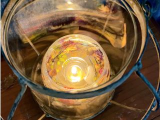炎を灯すと透けてとってもロマンティックなボタニカルジェルキャンドル。