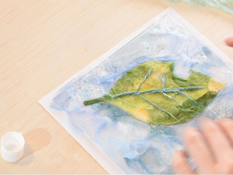 のりで貼っていきます。