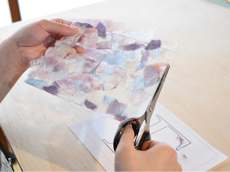 端っこの和紙をハサミでカットします。