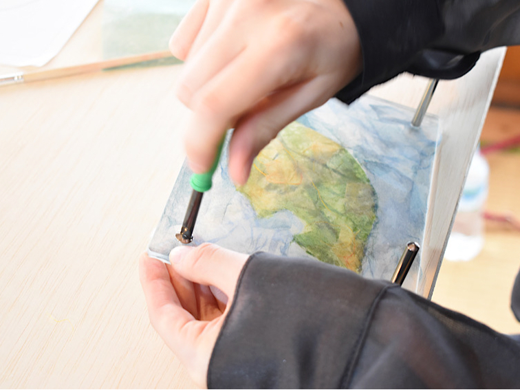 四隅をネジで固定します。