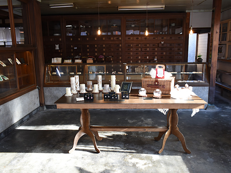 元薬屋の店内でも、和紙アクセサリーや和紙雑貨を購入できます