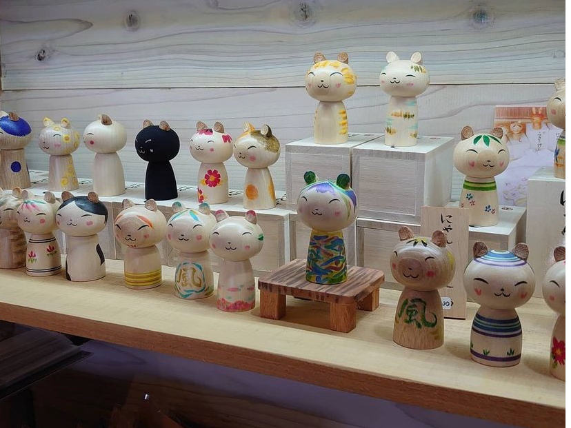 こちらは販売品、阿部浩秋のにゃんこけしです。たくさんのファンの皆様にかわいがられています。どうぞ手に取ってご覧ください。桐箱つき 2400円〜