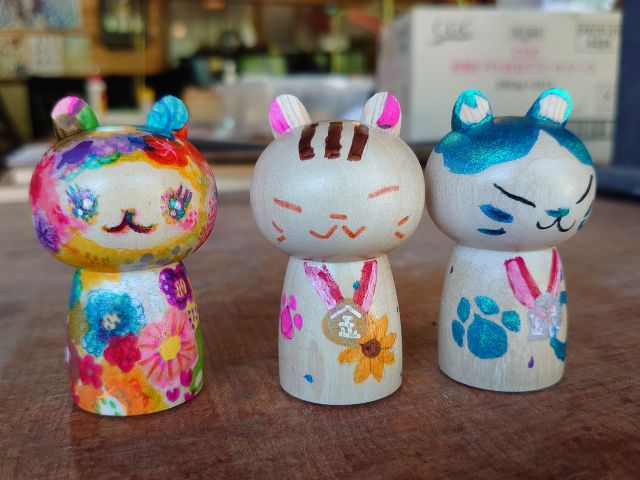 色とりどりにゃんこけし。自由に描いてみんないい!