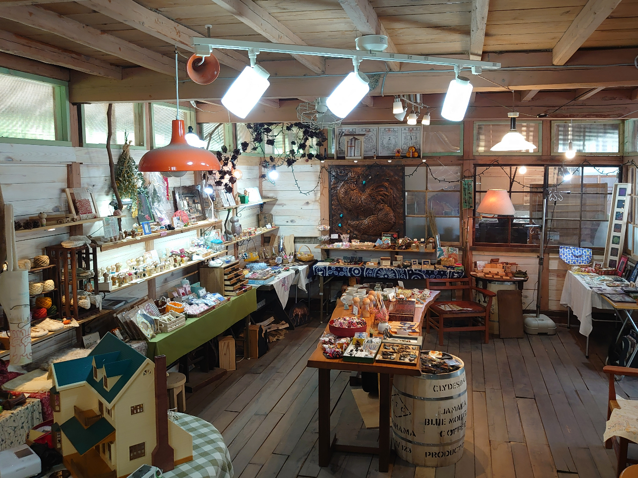 ギャラリー楽風人(らふと)では様々な手づくり作品を紹介しています。20名ほどの作家の品物が並んでいます。古民家の納屋をみんなで改修してお店にしました。