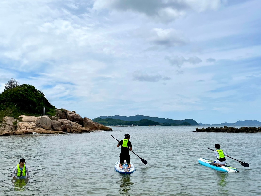 キレイな海と空…。最初は座って漕いで、丁寧に安全にレクチャーします。