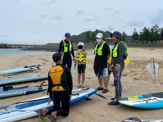 最初に道具の説明や乗るポジション、漕ぎ方、身を守る安全法、ボードから落ちた時の上がり方等丁寧に説明致します。