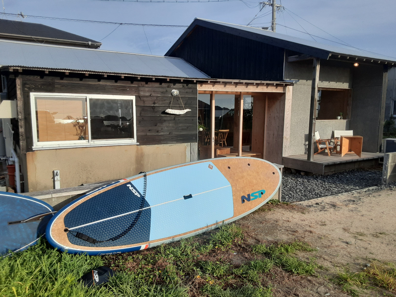 SUPの後はすぐにシャワーできます。着替えたらsig co.カフェで美味しいドリンクやケーキ、お腹すいたらカレーも楽しめます。